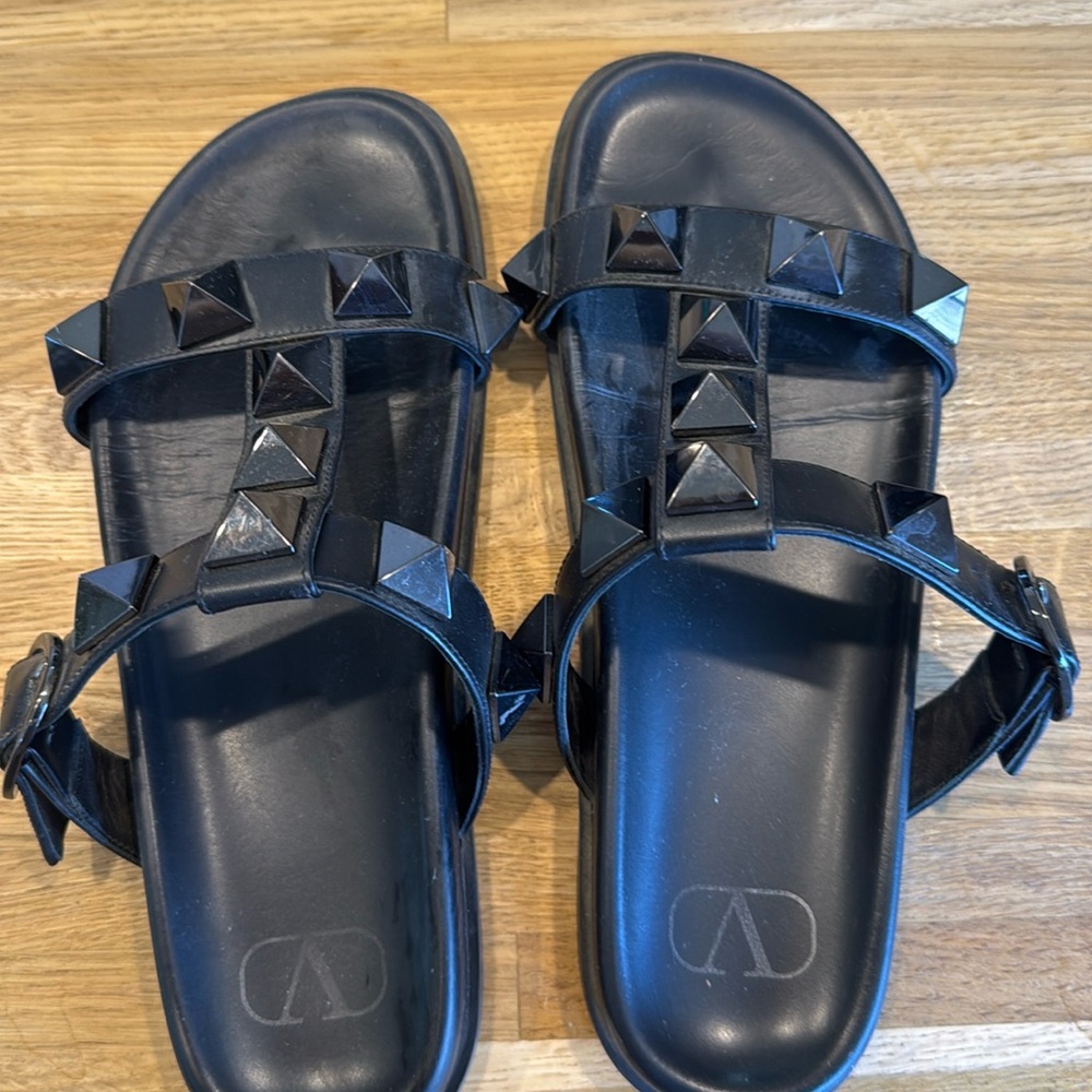 Valentino size 38 size 8 US women’s rockstud sandals